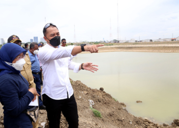 Wali Kota Eri bersama Kepala Dinas PU Bina Marga dan Pematusan saat meninjau bozem untuk antisipasi banjir/Dok. Humas Pemkot Surabaya